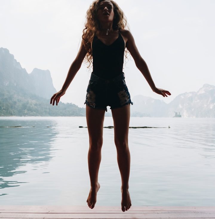 Vista desde una ventana hacia la montaña, imagen inspiradora para la página de inicio de HUELLAS DE CONOCIMIENTO